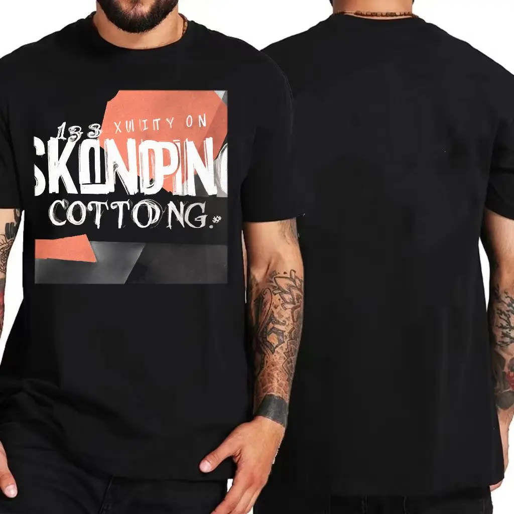 تي شيرت أبيض بأكمام قصيرة ورقبة دائرية مع تصميم جرافيك - خلفية حمراء غير منتظمة، نص مصمم (XUITY ON، SKINDING، COTTONG) #2