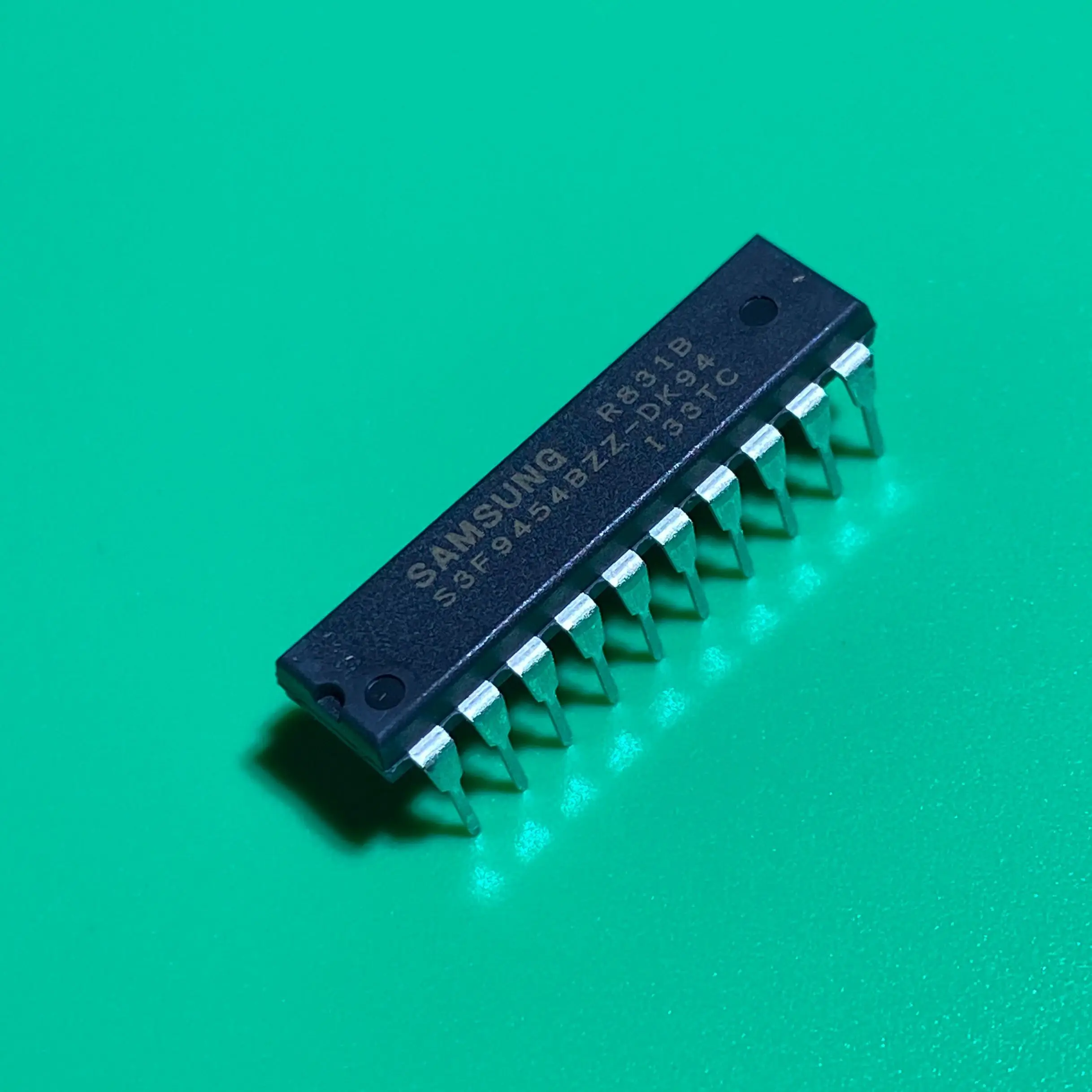 5pcs/lot S3F9454BZZ-DK94 DIP20 S3F9454BZZ-DK 94 SAM88RCRI family of 8-bit single-chip CMOS microcontrollers S3F9454BZZDK94 F9454