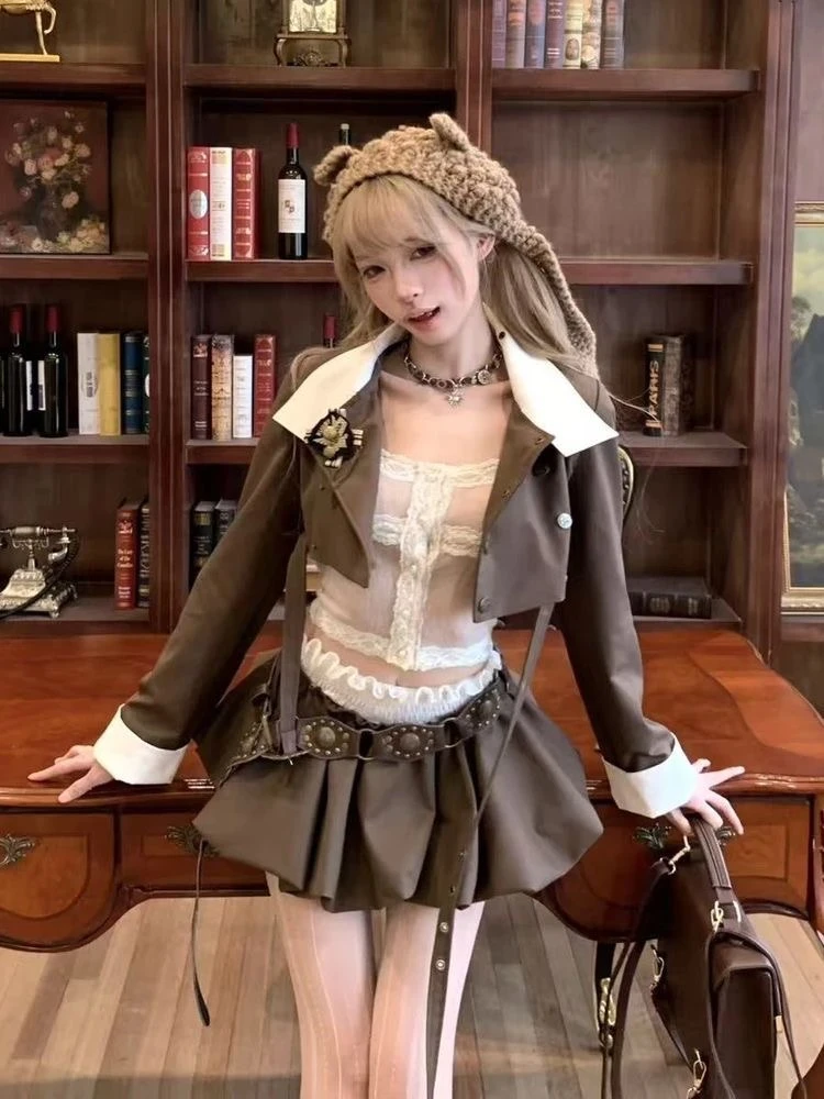 ชุดเซ็ต 3 ชิ้น สไตล์พังก์ แนววิทยาลัย สำหรับฤดูใบไม้ร่วง เสื้อลูกไม้ + เสื้อคลุมสั้นเก๋ไก๋ + กระโปรงทรงดอกไม้ ดีไซน์ใหม่ สไตล์เรโทร สไปซ์เกิร์ล ปี 2025