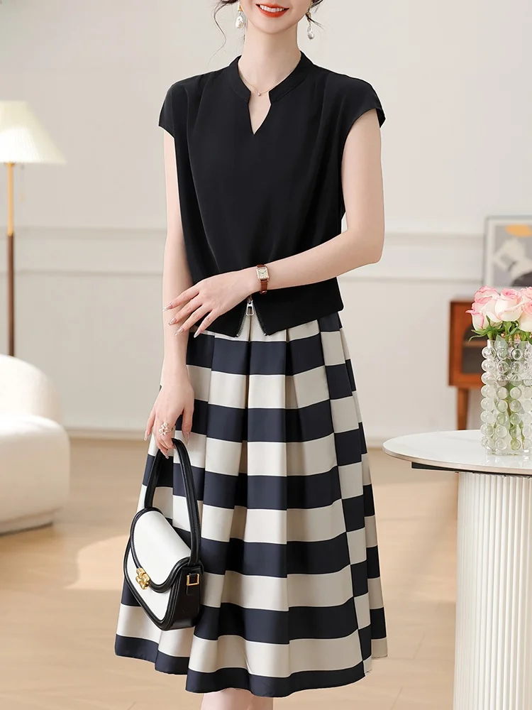 

Летний комплект из шелковистой ткани: топ с коротким рукавом и юбка для женщин среднего возраста, модный, свободного кроя, с V-образным вырезом, в полоску.