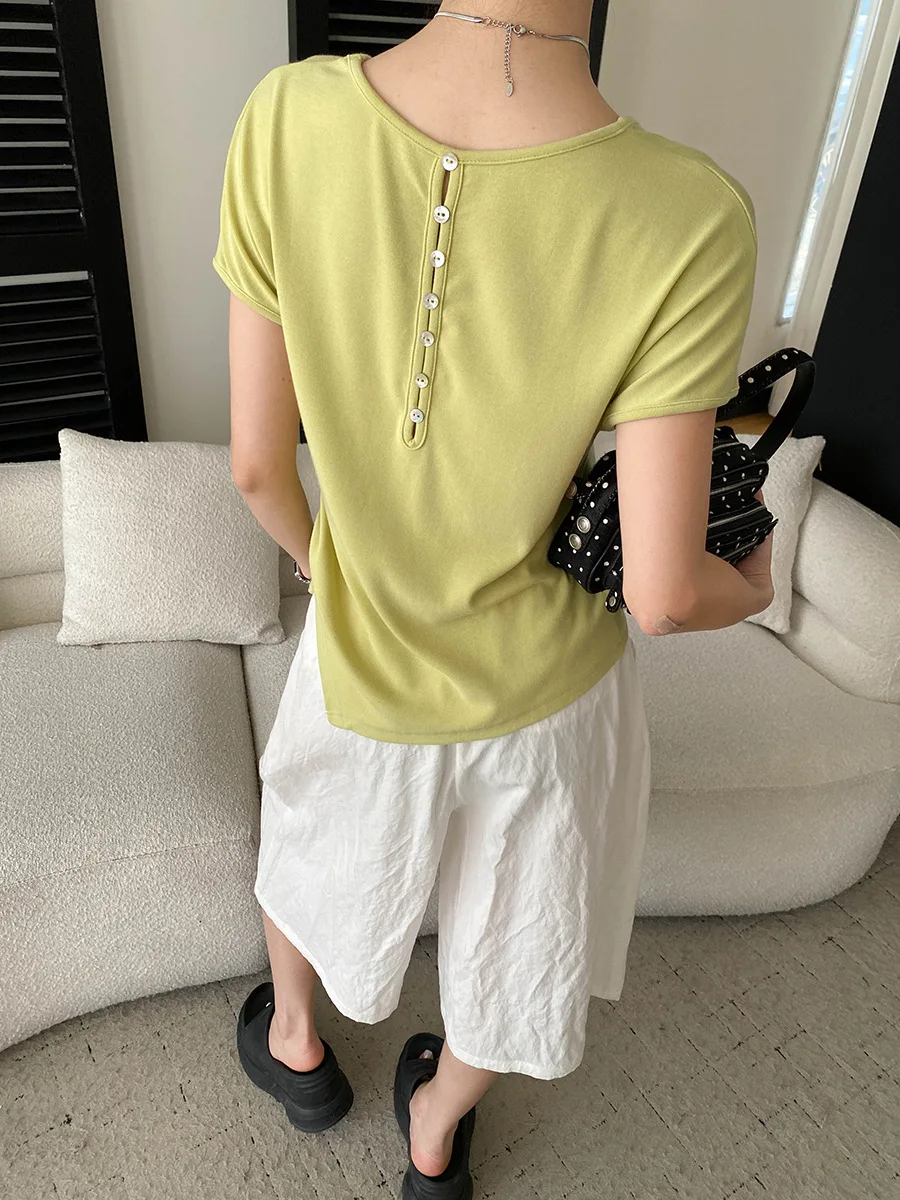 Sommerliches Damen-T-Shirt in unregelmäßiger Farbe mit unregelmäßigem Saum, Kordelzug, V-Ausschnitt und schlankmachendem Effekt, kurzärmelig. – Detail 7