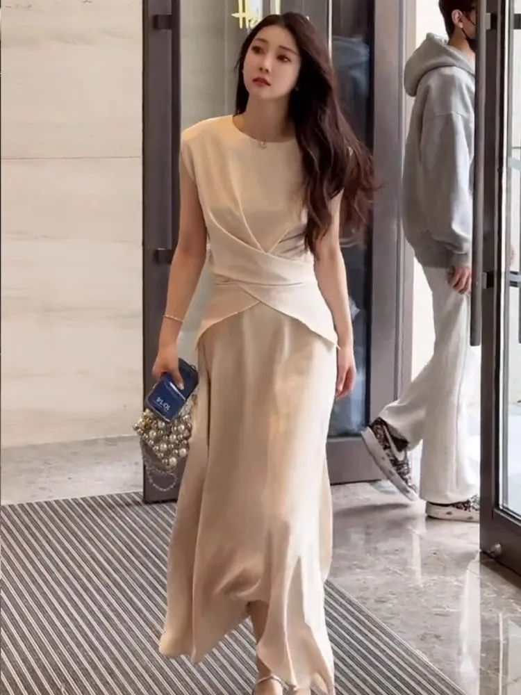 طقم توب وتنورة أبيض أنيق بدون أكمام للنساء، طقم مكون من قطعتين بتصميم كوري أنيق لصيف 2025، برقبة دائرية وبنطلون طويل