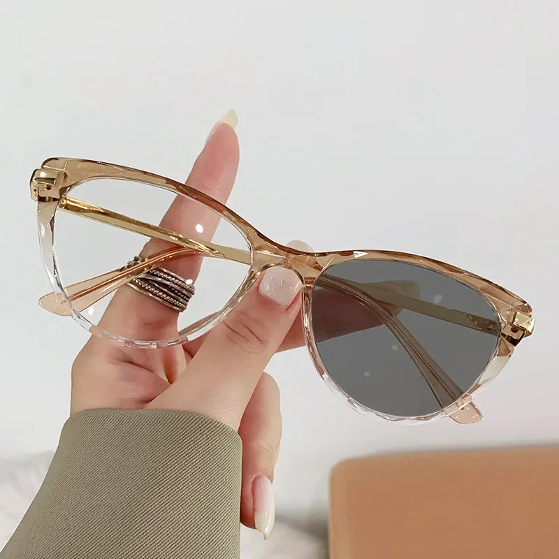 Fashion Retro Anti-Blue Light Photochromic Glasses Classic Cat Eye Triangle Eyeglasses Vintage Women Color Change Spectacles