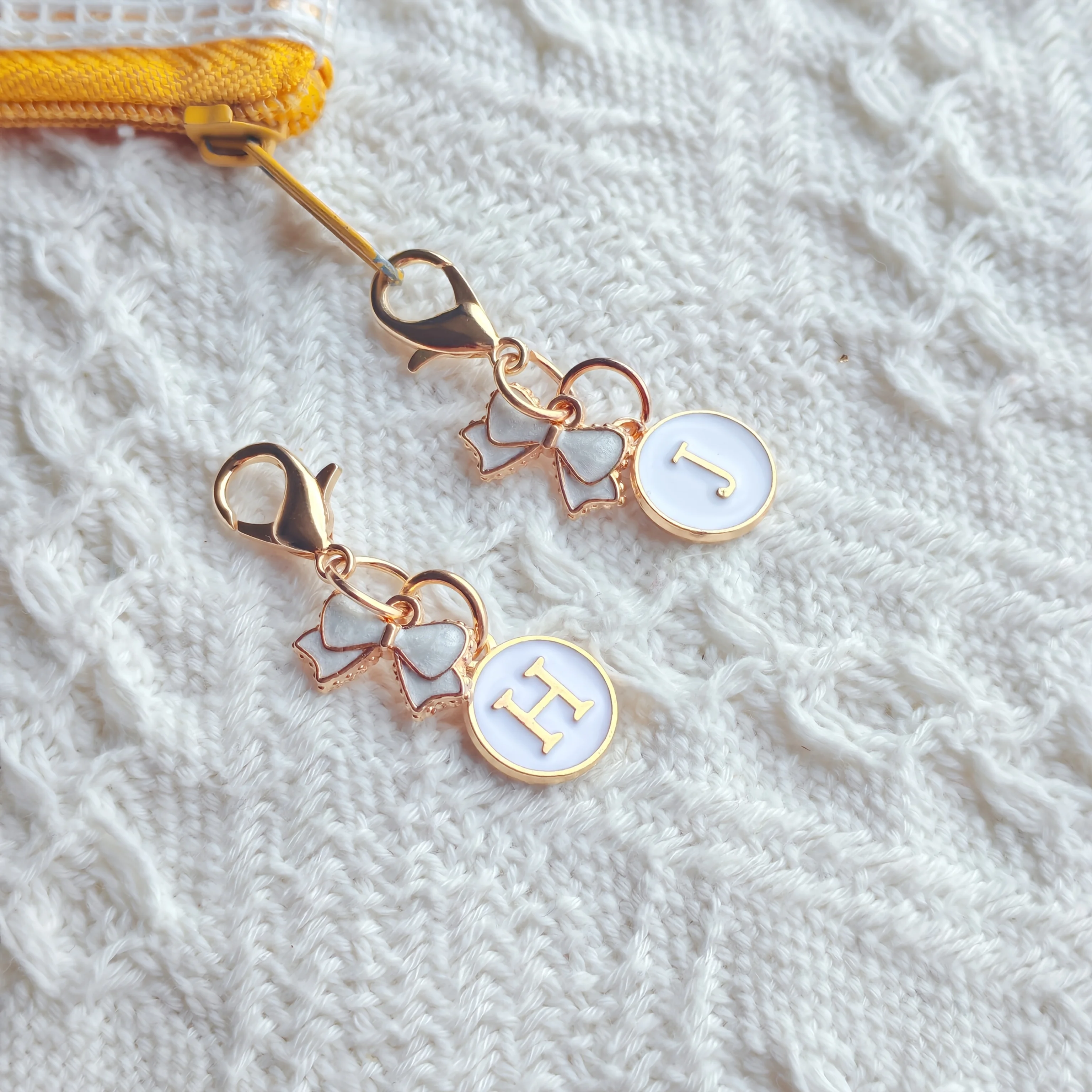 Kawaii White Heart Crown Initial Keychain, 26 Alphabet Letter Pendant, Cute Princess Charm Key Ring for Women Girls Birthday Gif