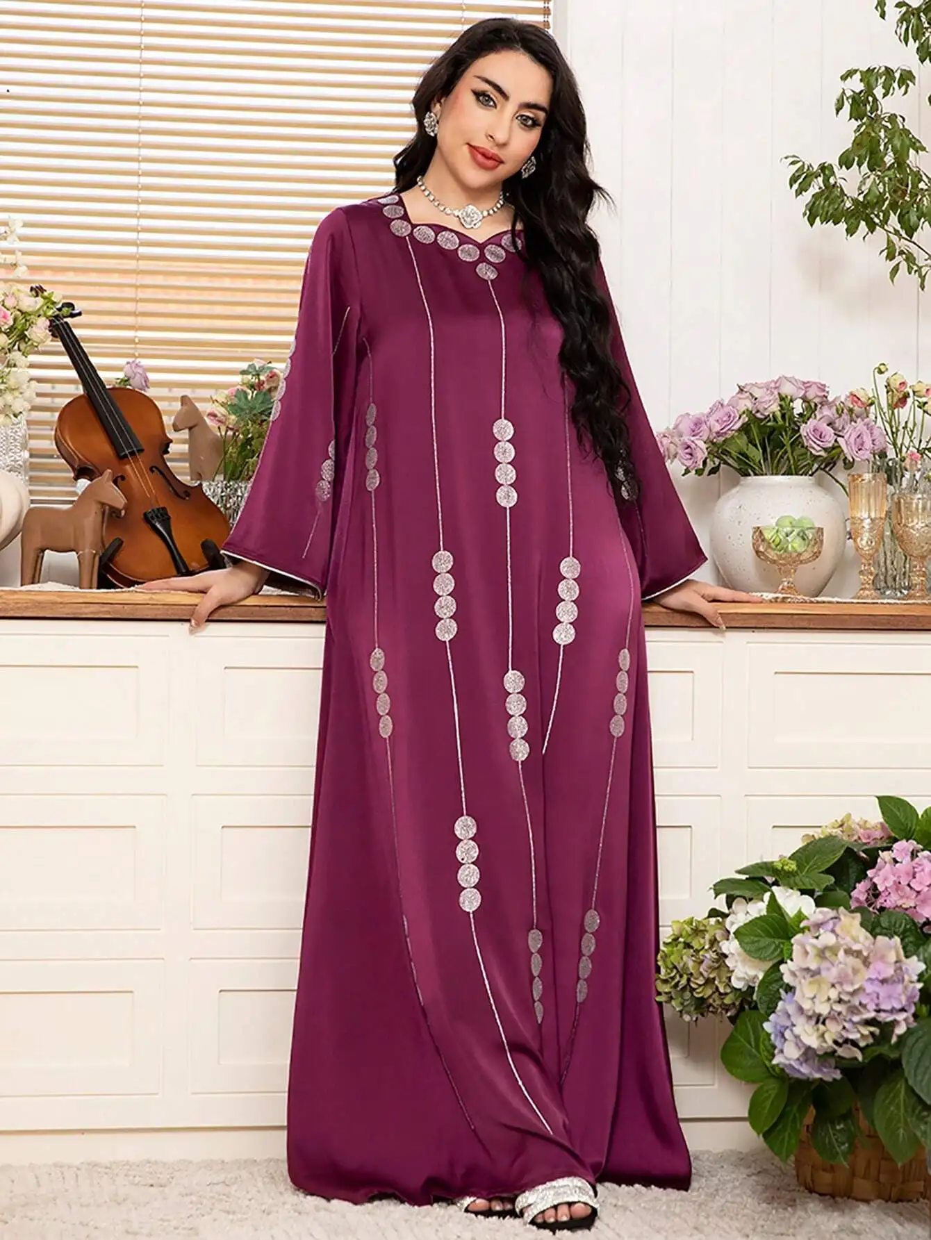 

Элегантная абайя с квадратным вырезом, однотонная фиолетовая, с декором из страз