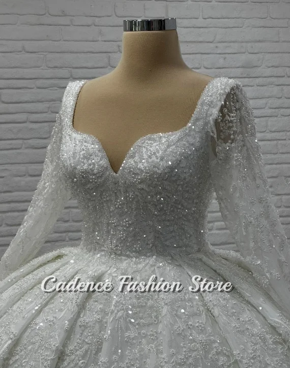 Abito da sposa personalizzato splendido puro ed elegante con scollo a V in tulle a maniche lunghe con vita a trapezio e orlo sotto terra con borchie di perline