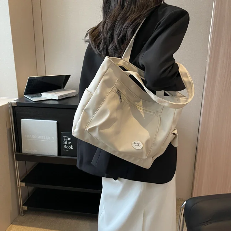 Casual Tote กระเป๋าสะพายผ้าใบ 2024 Casual Light กระชับขนาดใหญ่ Tote กระเป๋า Back To School Trend กระเป๋าถือสไตล์อเนกประสงค์