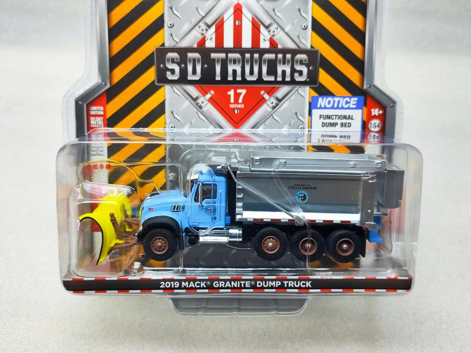 1: 64 2019 Mack Granite Dump Truck with Snow Sweeper and Salt Spreader Alloy car model collection gift ornaments