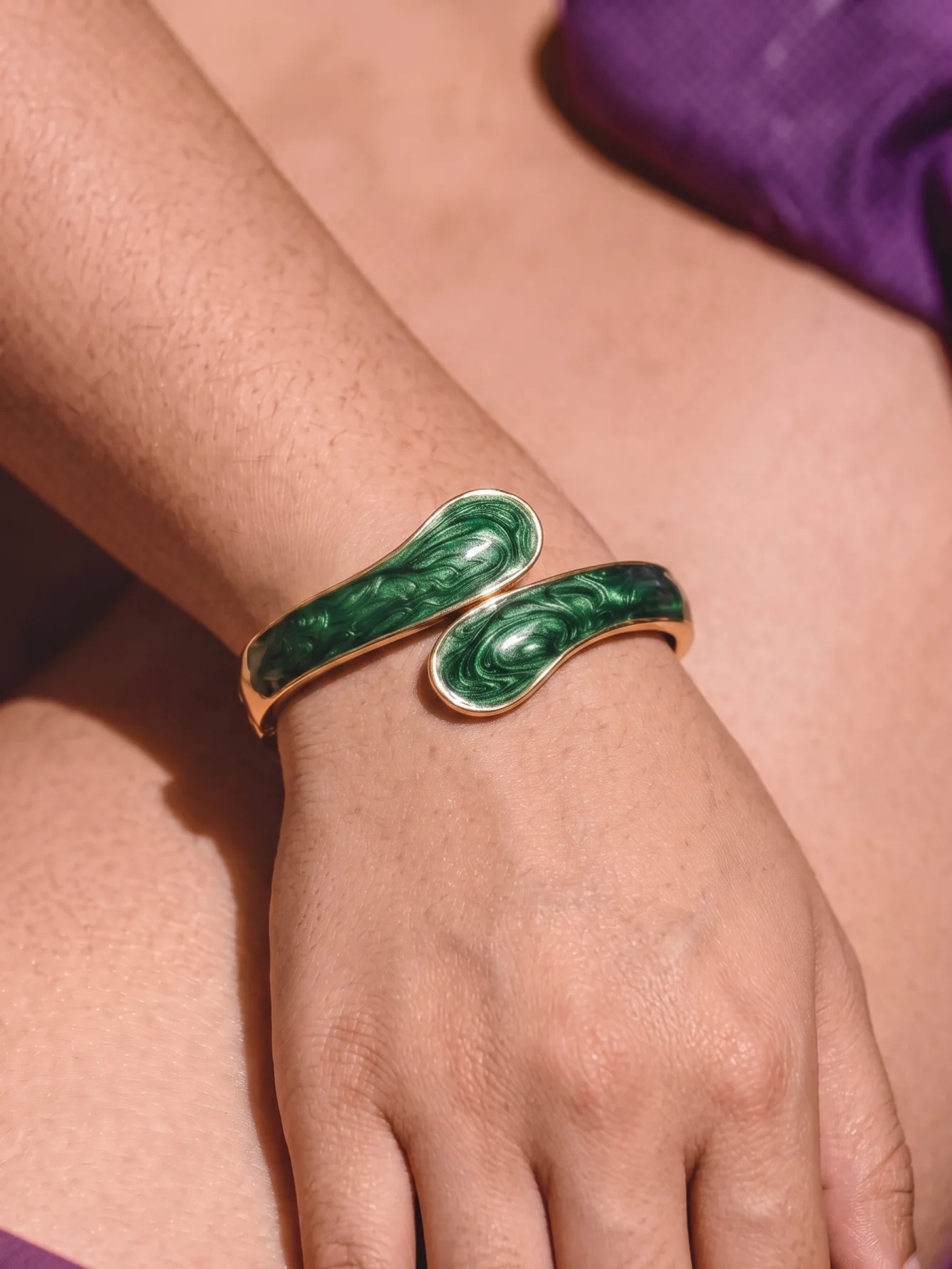 1 Piece of Fashionable Retro Aesthetic Green Swirl Enamel Open Spring Bracelet, Suitable for Women's Daily Wear and Evening Party Jewelry Accessories