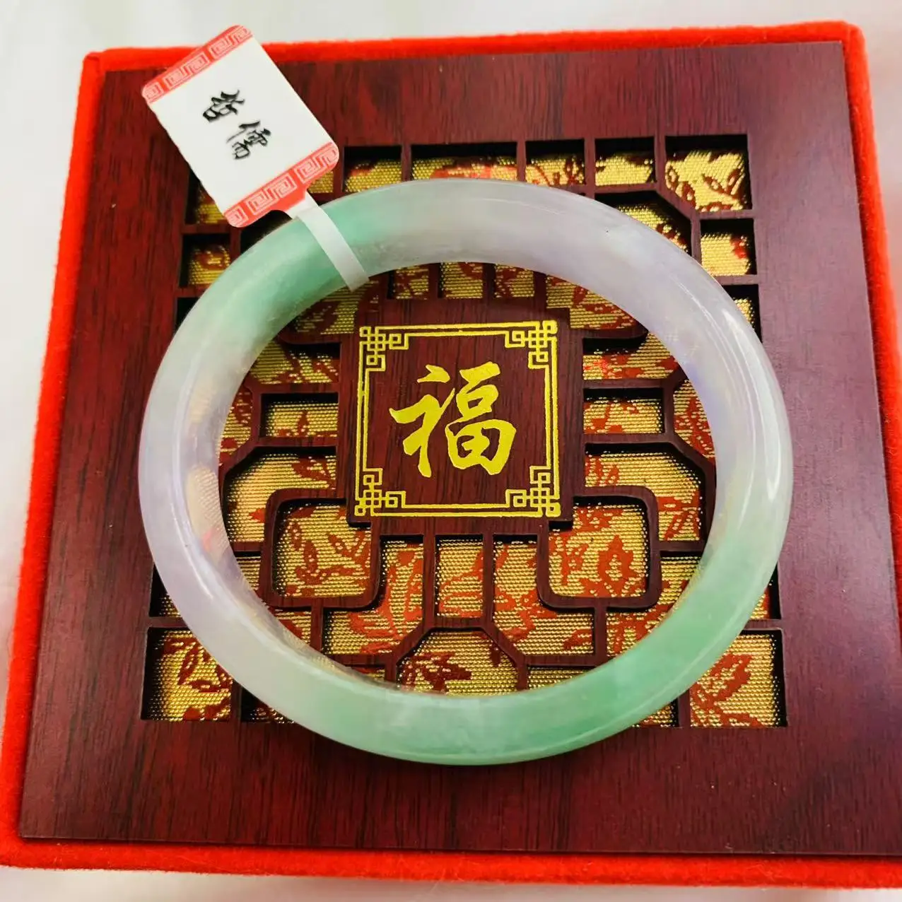 

Один объект, один изображение, настоящий натуральный зеленый трехцветный браслет из нефрита Noble Consort, 53 мм