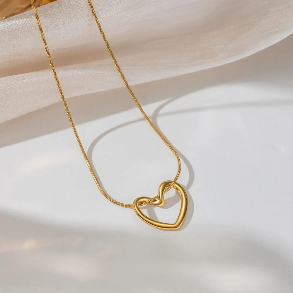 Necklace Titanium Steel Hollow Heart Fade Resistant Women Elegant Versatile Minimalist Collarbone Chain Collection Light Silver