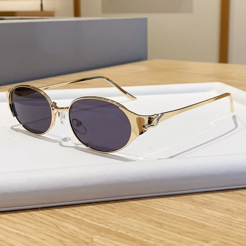 Oculos-de-sol-retro-2026-com-armacao-oval-de-metal-para-mulheres-Oculos-de-sol-modernos-para-streetwear-com-protecao-uv400-estilo-chic-y2k-e-tendencia-fashion