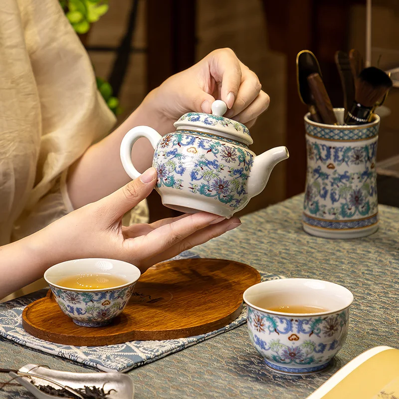Doucai Gilt‑decorated Interlocking Lotus Porcelain Master Cup, Chinese‑style Single Tea Cup for Home Reception & Tea Tasting