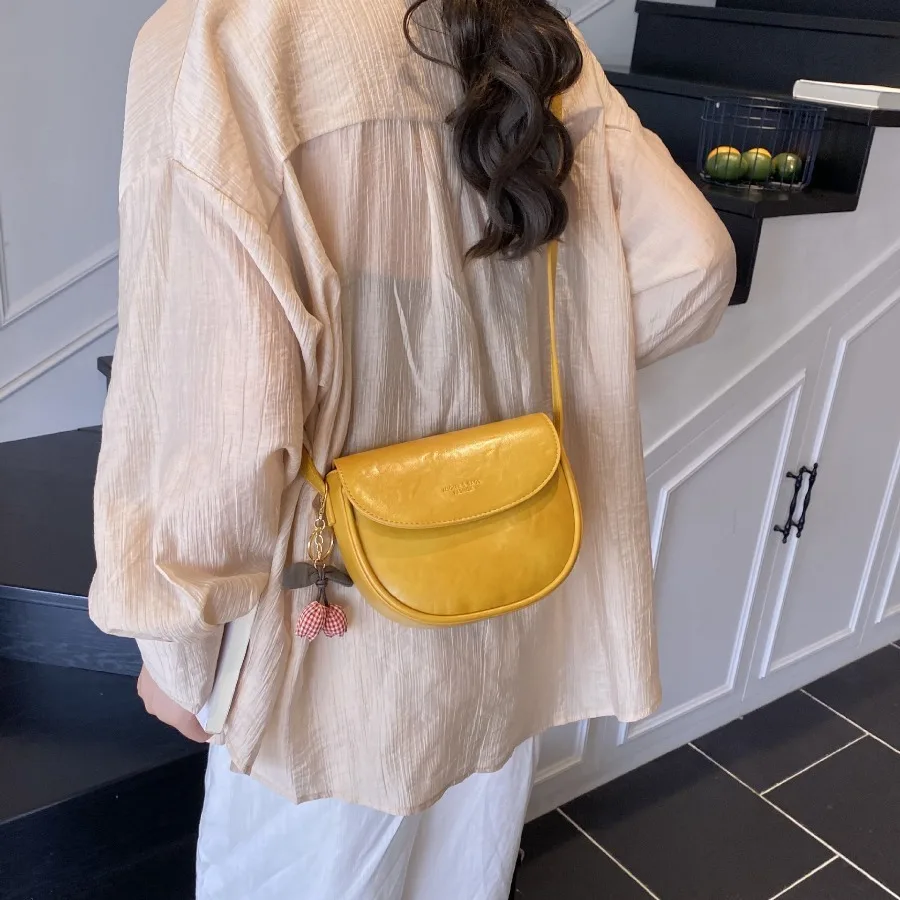 

2026 Новая модная модная сумка через плечо, повседневная винтажная седельная сумка, текстурированная женская сумка через плечо с подвеской