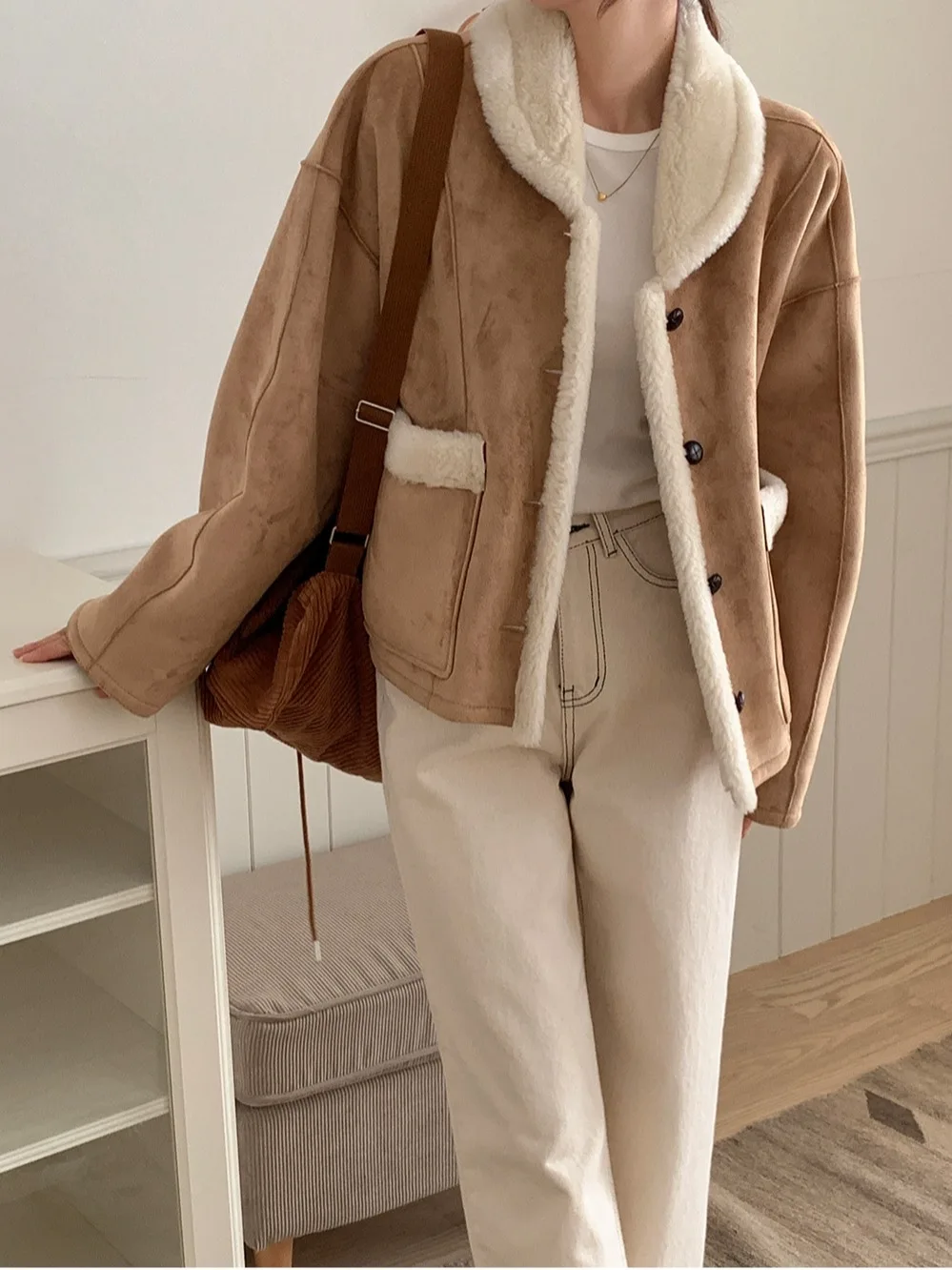 Elegancki, vintage'owy płaszcz dwustronny z zamszowym kołnierzem z futra jagnięcego, damski płaszcz ze skóry ekologicznej i futra, prosty krój, do pracy.