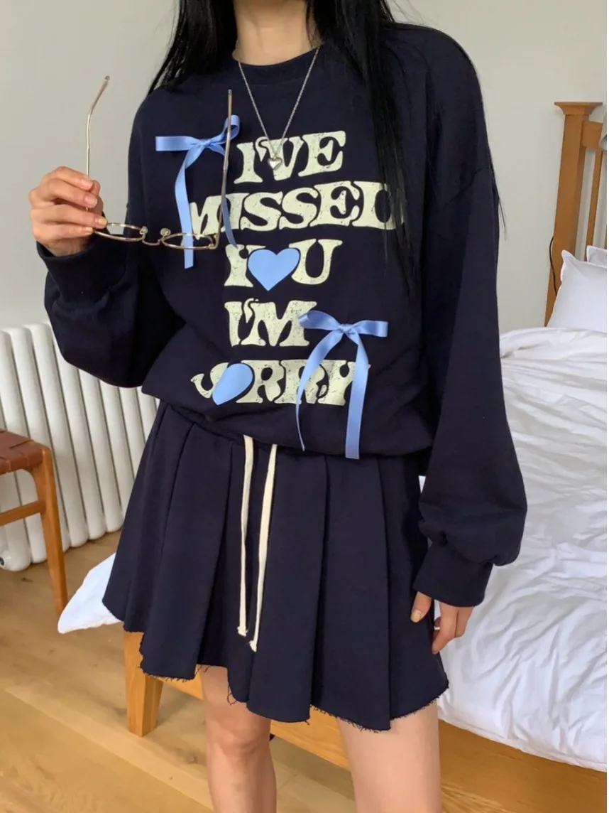 Słodki komplet damski: okrągły dekolt, nadruk z literami, bluza bez rękawów, nowa jesień, spódnica z wysokim stanem i plisami.