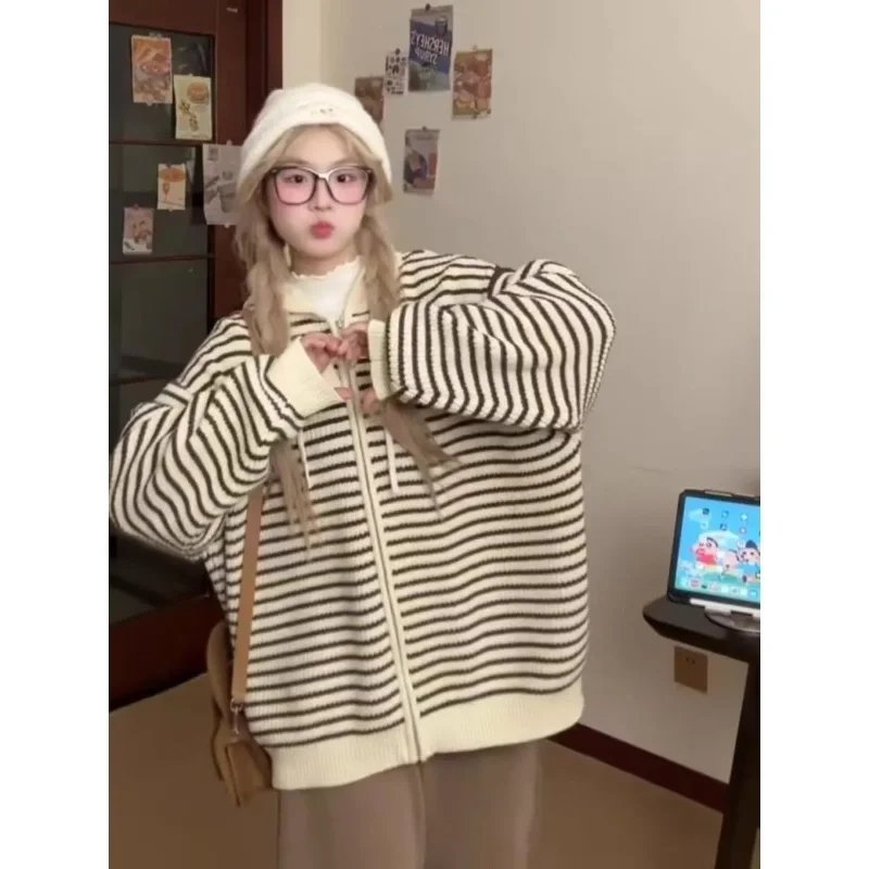 Nuevo Cárdigan de punto a rayas contrastantes con capucha que combina con todo, suéter informal holgado de invierno para mujer, Top de moda con cremallera