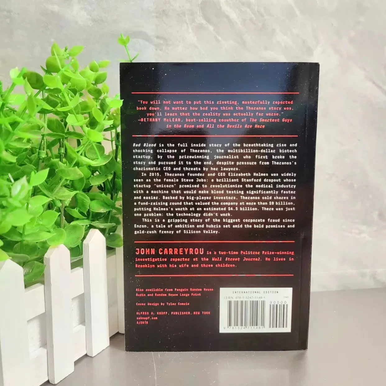 Bad Blood : Secrets and Lies in A Silicon Valley Startup Paperback Book English