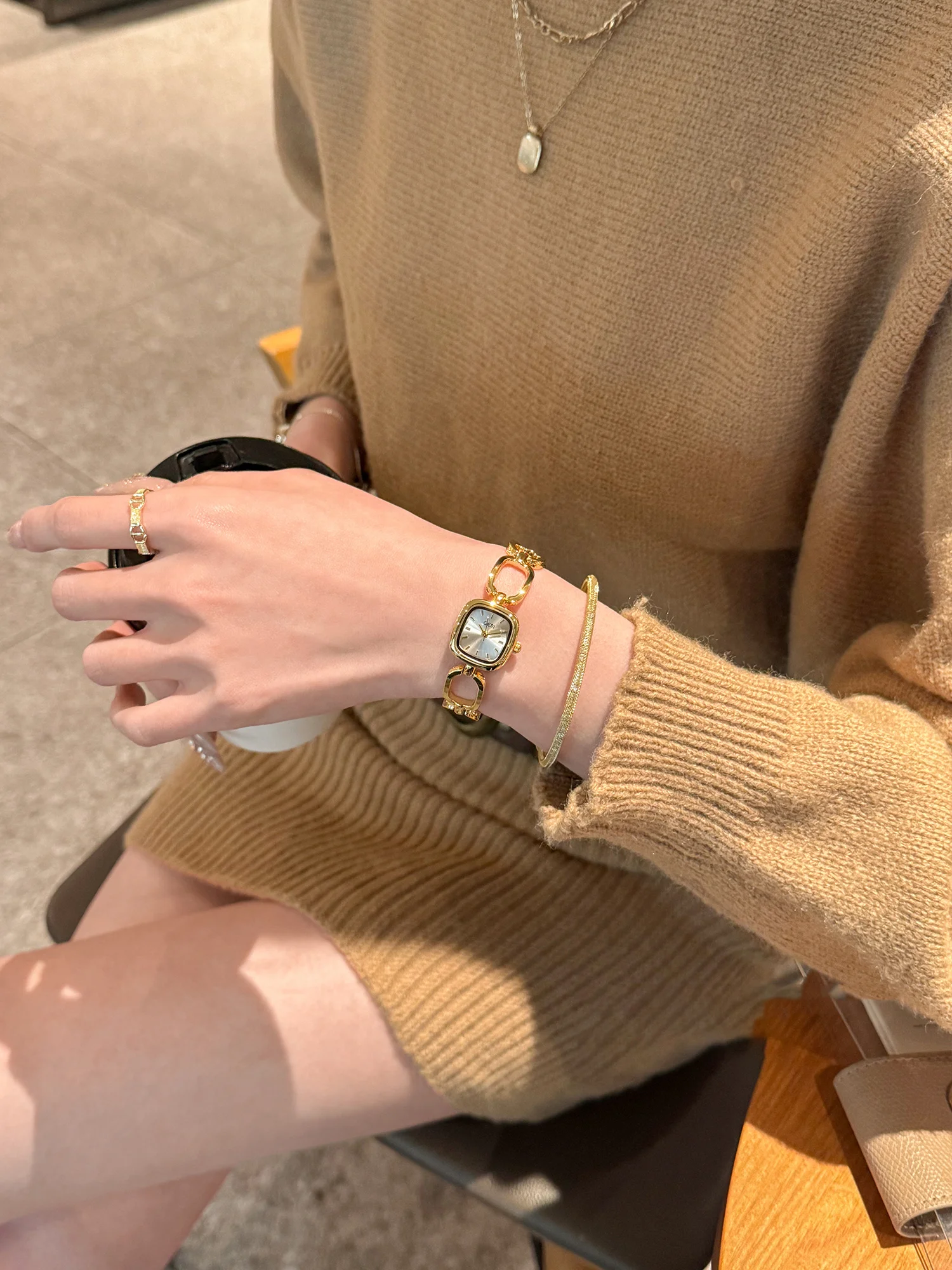 2029 молодые роскошные новые женские часы, элегантные кварцевые часы с квадратным маленьким циферблатом, женские изысканные часы-скелетон, тип браслета