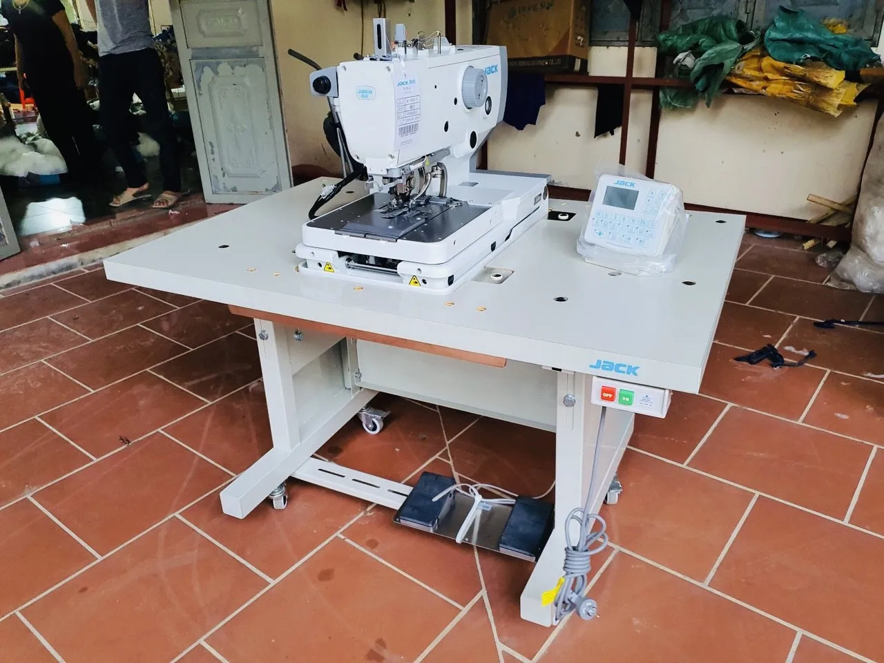 Nuova macchina per asole elettroniche JACK 9820 per cucire asole Macchina da cucire elettronica per occhielli con buco della serratura con tavolo