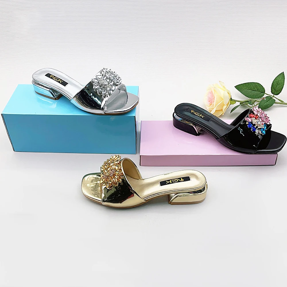 

Simple and Elegant Chrysanthemum Decor Low Heel Sandals Party Wear Simple Style Home Slippers Versatile and Comfortable