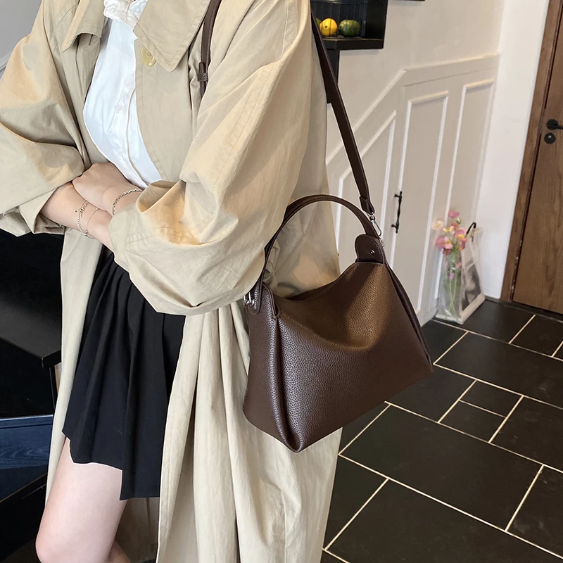 

Minimalist Luxury Solid Color Diaper Bags For Women Vintage Inspired Shoulder Bag Simple Leather Commuter Bag Trendy Chic Tote