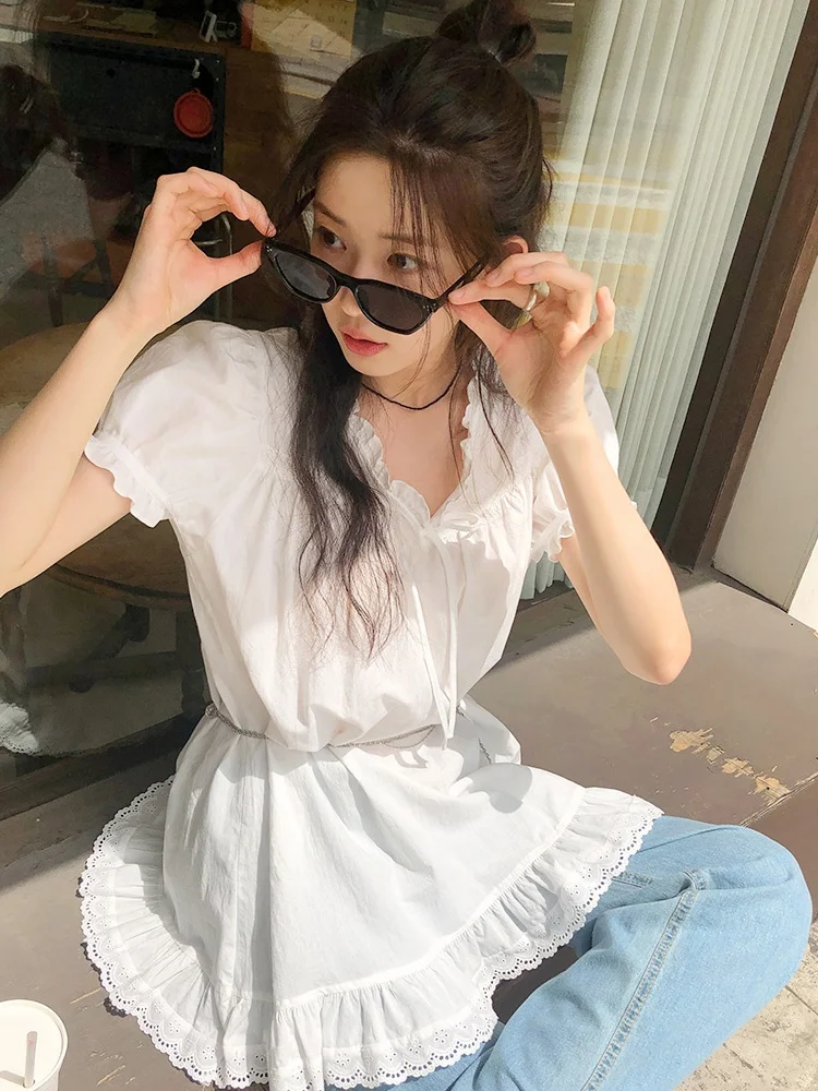 Biała kwiatowa aplikacja, łączona z oryginalnym wzorem wiązania, modna damska odzież, nowość na lato 2024.