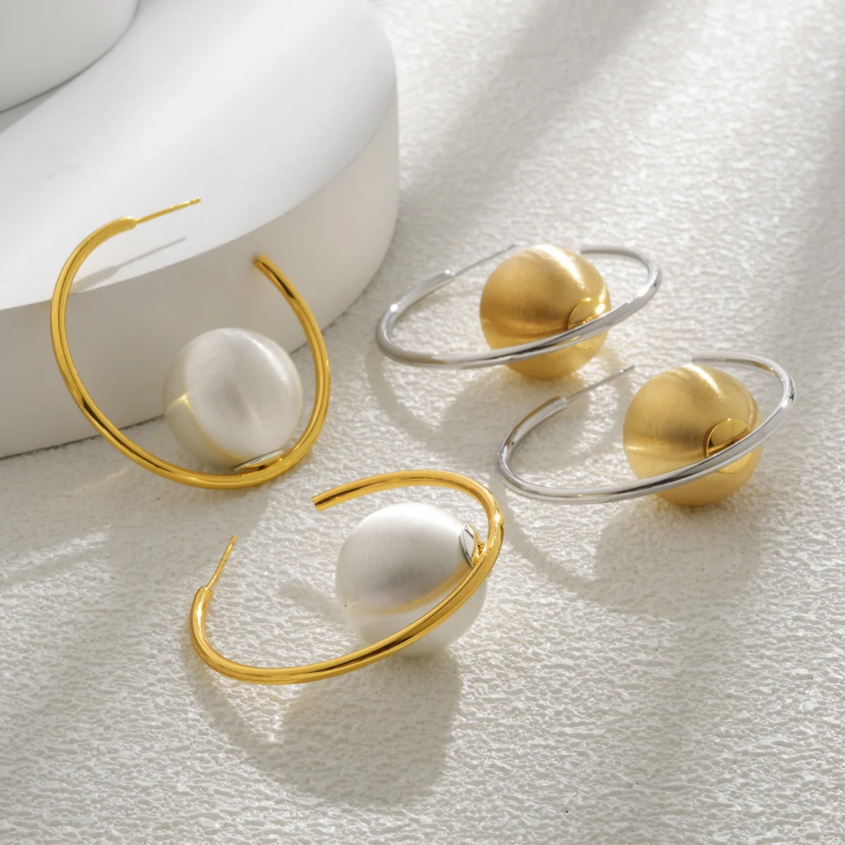 

Exquisite geometric brushed ball contrasting earrings exaggerated personality niche design temperament jewelry