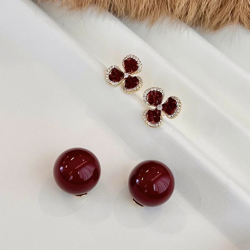 Ankela Weinrote Perlen-Kristall-Dreibeinblumen-Hängeohrringe für 2025 Damenmode-Schmuck Weihnachts-Luxus-Accessoires – Detail 6
