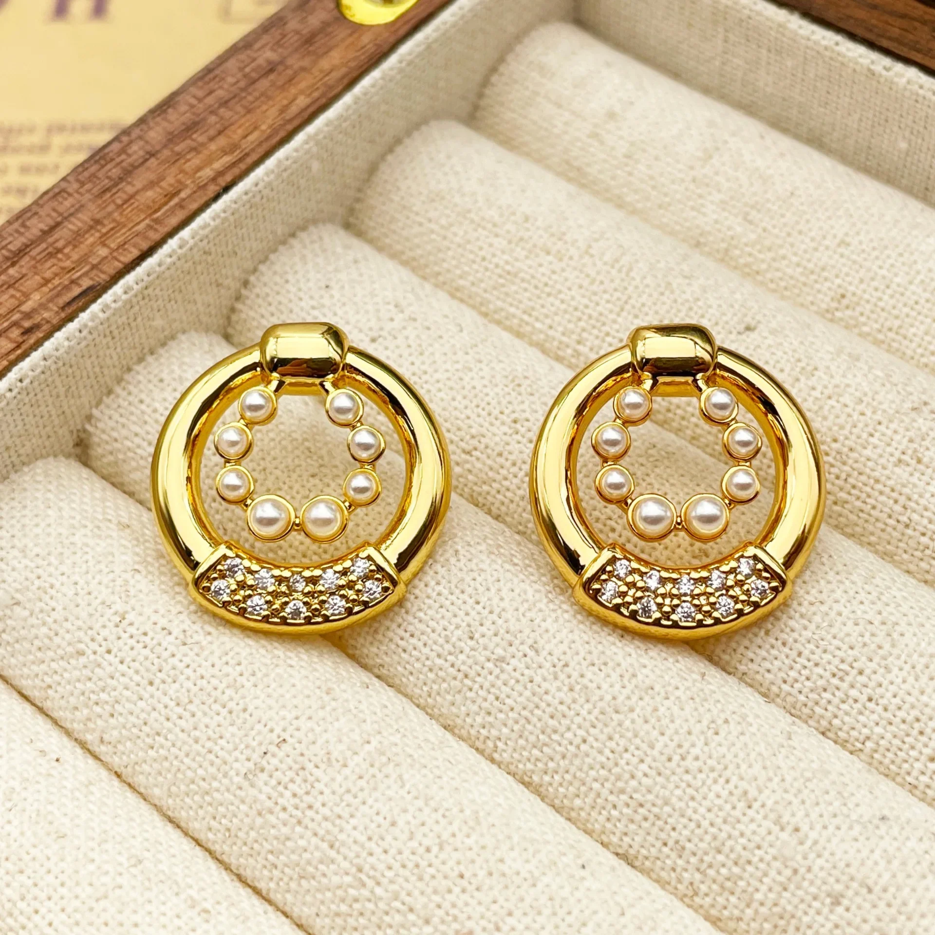 

Japanese and Korean fashion simple double-layer geometric pearl high-end stud earrings