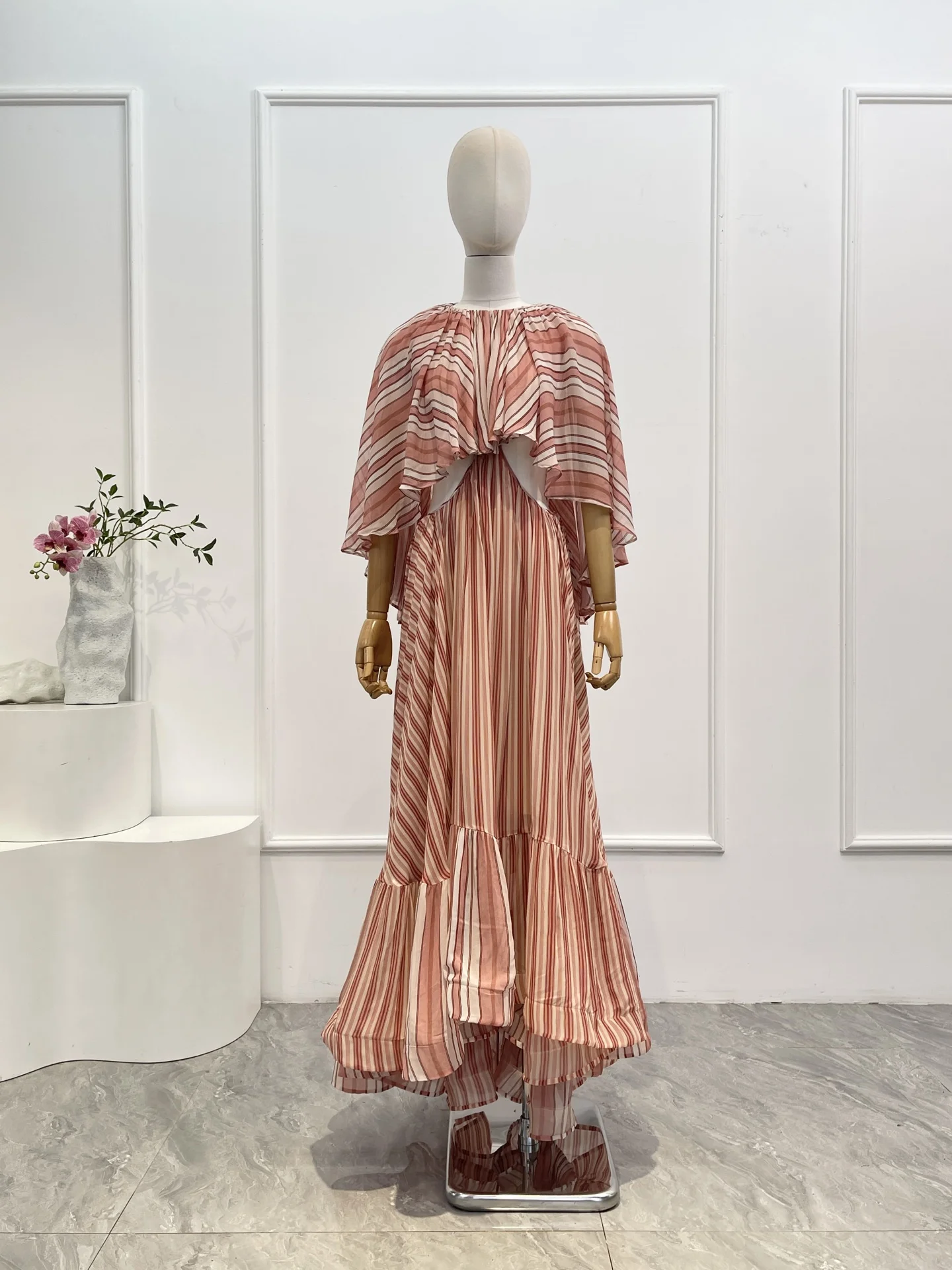 2026 Damen-Maxikleid, rot, gestreift, langärmelig, Rüschen, Taille, aushöhlen, Schultern, mit geschnittenem Cape-Stil, Overlay, Meerjungfrau-Maxikleid