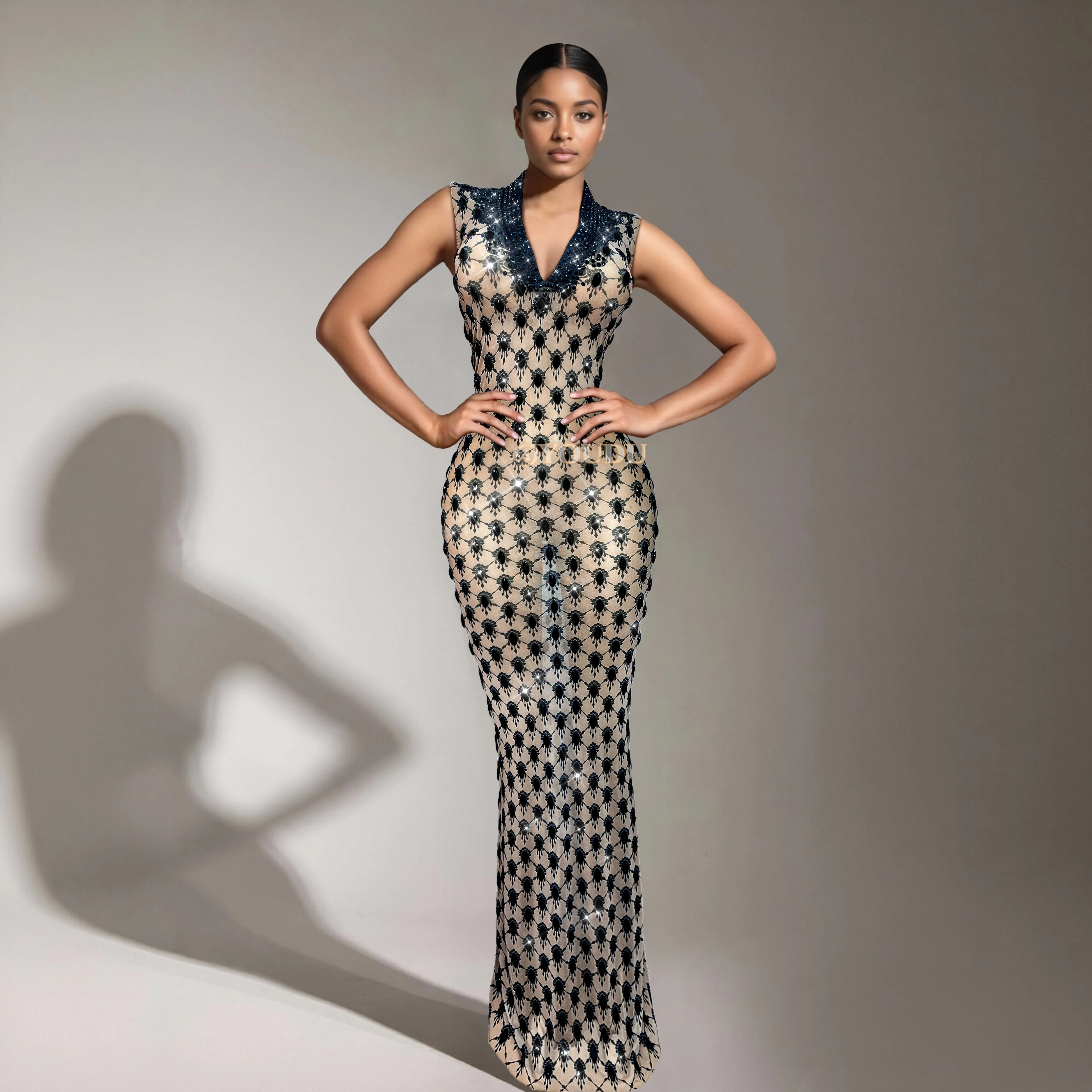 高級デザインの輝く黒のラインストーンヌードメッシュトリムフィットドレス女性イブニングレッドカーペットガウンパフォーマンス衣装Duotianshi