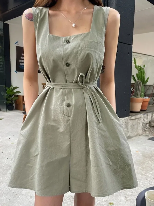 بنطلون رومبير صيفي مخصر بخصر مشدود بأزرار واحدة وطوق مربع للنساء، يتضمن شورتات واسعة الأرجل.