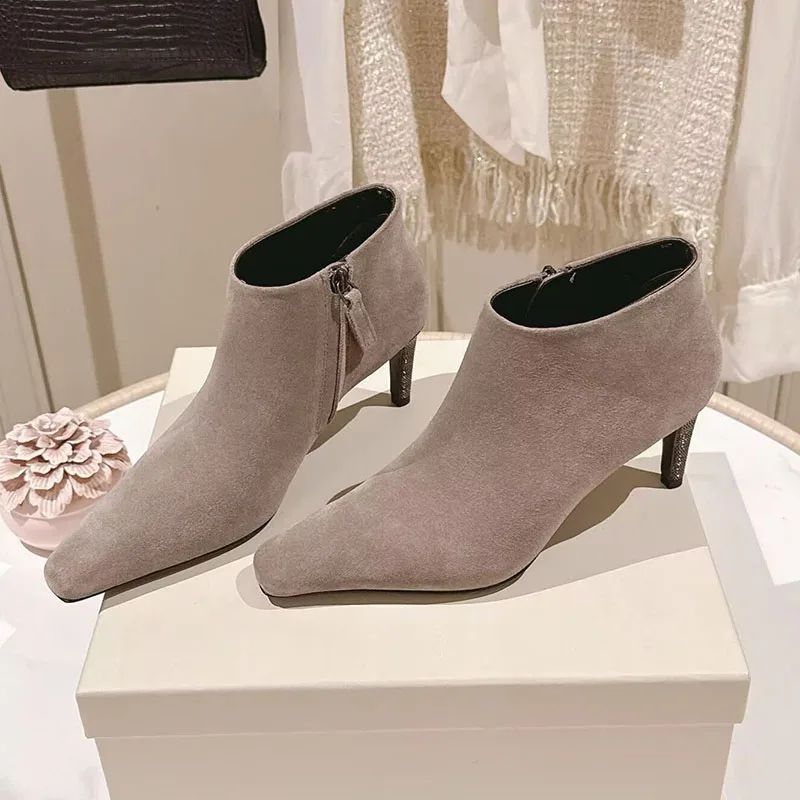 Nuovo String Bead Decor Tacco sottile Stivaletti corti Punta quadrata da donna Pelle scamosciata di mucca Cerniera laterale Caviglia Botas Primavera Autunno Stivali moderni