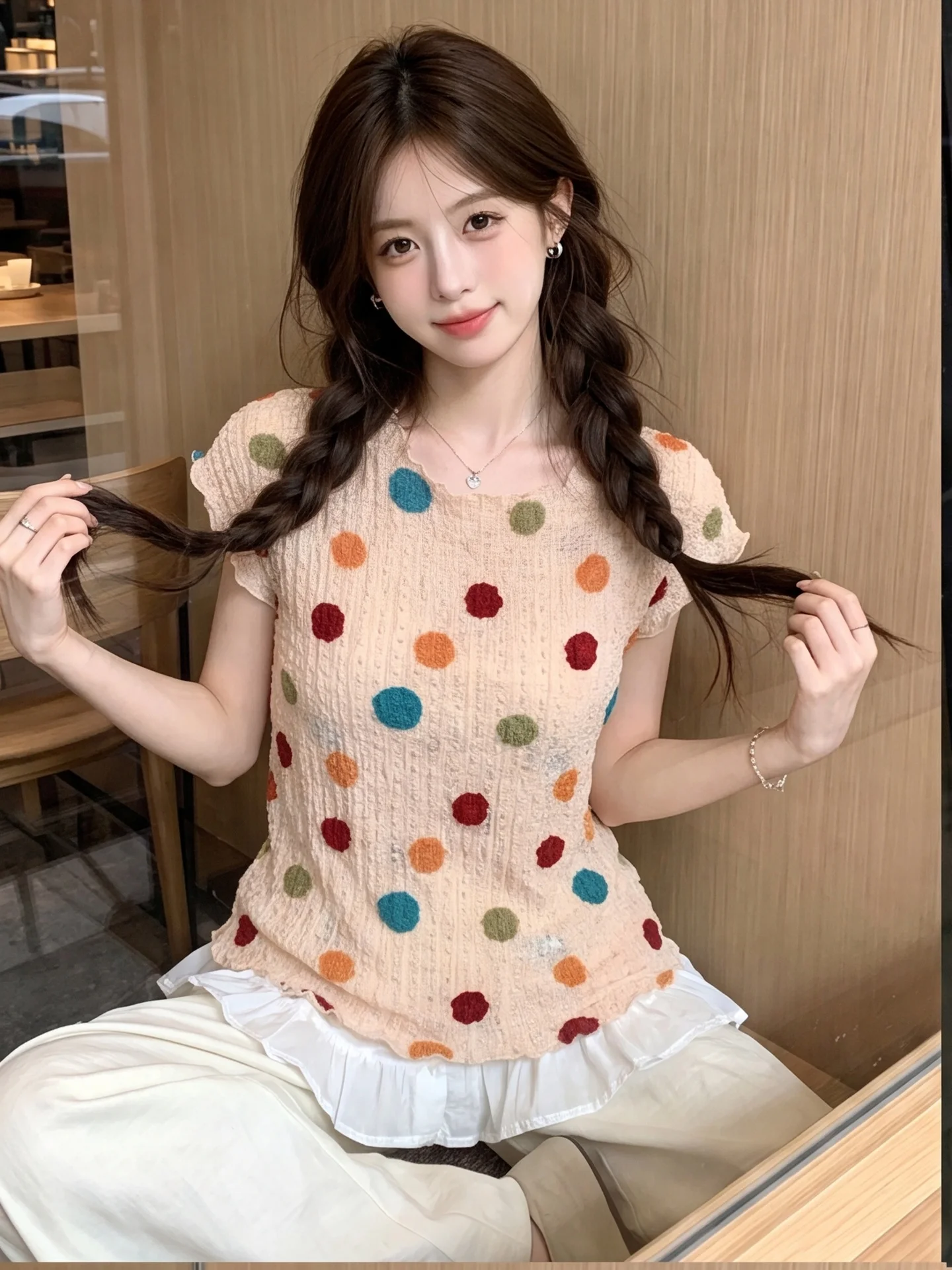 Camiseta de manga corta estilo coreano para mujer, ajustada, con bonitos puntos de polka, top corto con hombros descubiertos, ideal para caminar por la ciudad, textura fina de verano.