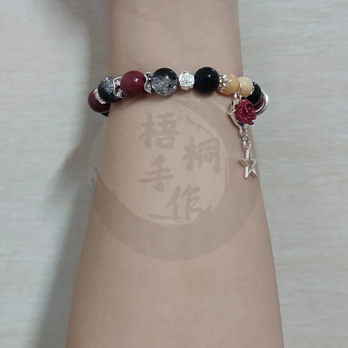 Anime o aberração circo pulseira cosplay figura bonito jóias pulseira disponível para uso diário festa presentes de natal