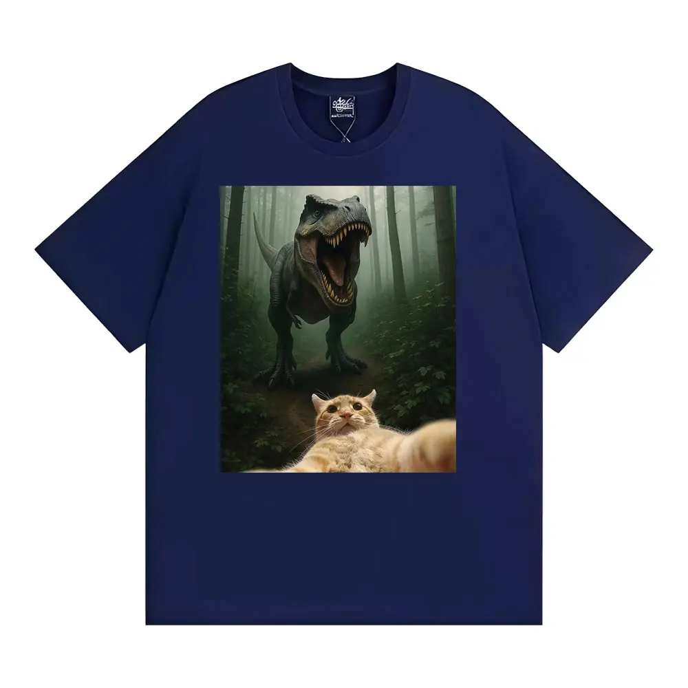 เสื้อยืดลายแมวสีส้มน่ารัก ไดโนเสาร์เชส แมวเซลฟี่สุดสนุกพร้อมลายไทแรนโนซอรัส เร็กซ์ เสื้อยืดแฟชั่นสำหรับผู้ชายและผู้หญิง