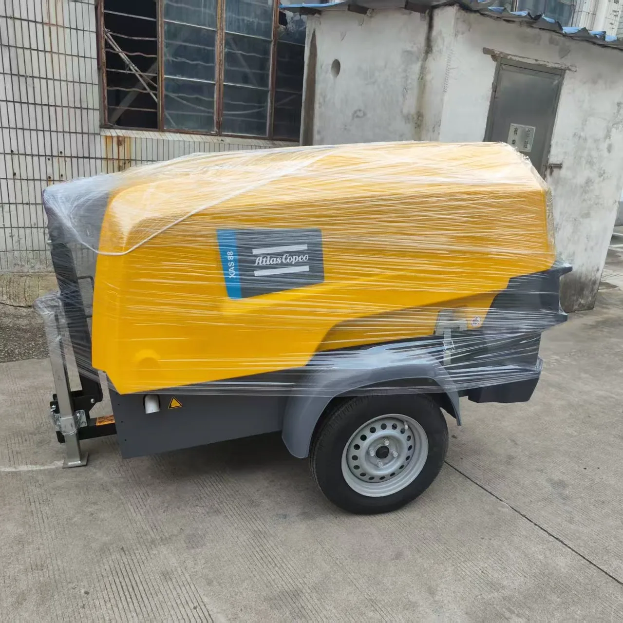 Top 10 Atlas Copco XAS88 180CFM 7bar Kubota 33kw Engine Small Mobile Rotary Screw Air Compressor For Car Tires Dealer