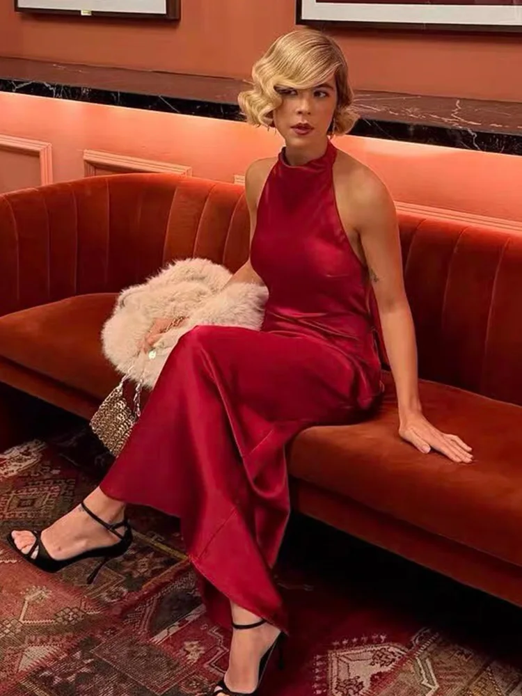 Sukienka damska na wiosnę, bez rękawów, z dekoltem typu halter, seksowna, z odkrytymi plecami, z teksturą jedwabnej satyny, długa, elegancka, szykowna, idealna na bankiet.