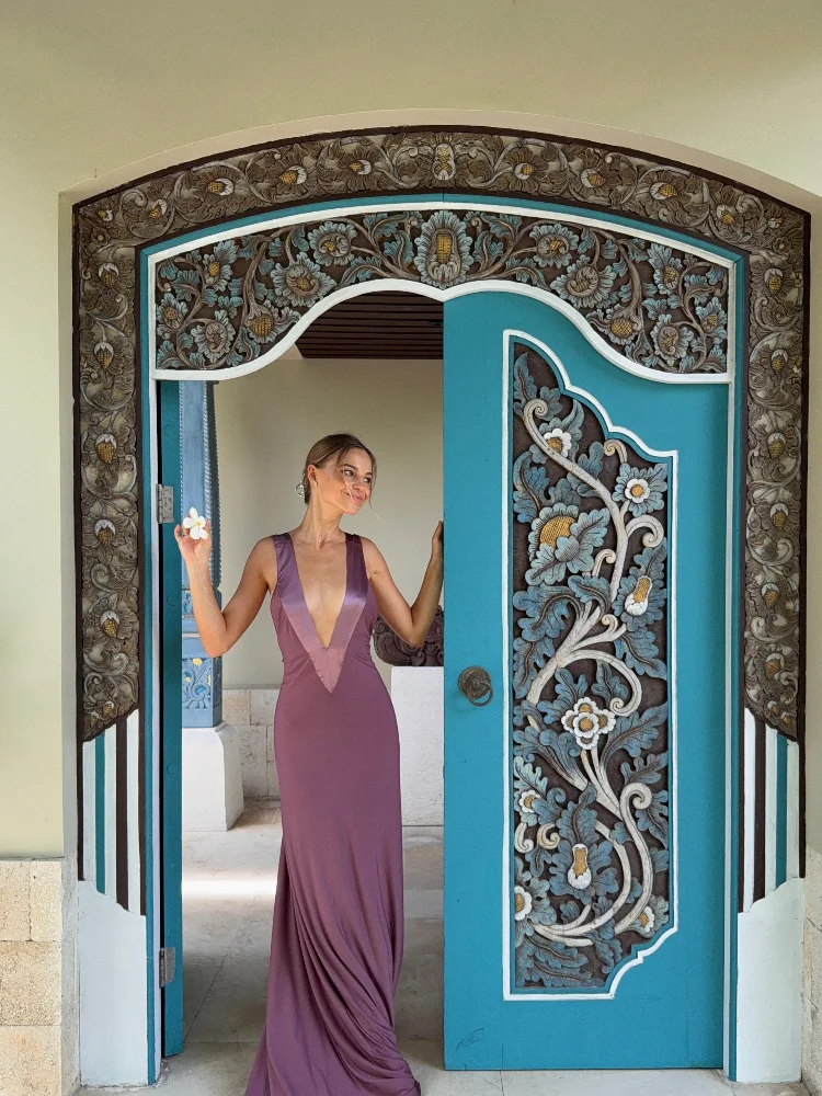Luxuriöses neues V-Ausschnitt-Kleid im minimalistischen Stil, rückenfrei, schmal geschnitten, knöchellang, zarte Kleider 2026, Damen-Abendkleid für Urlaub, Club und Party – Detail 15