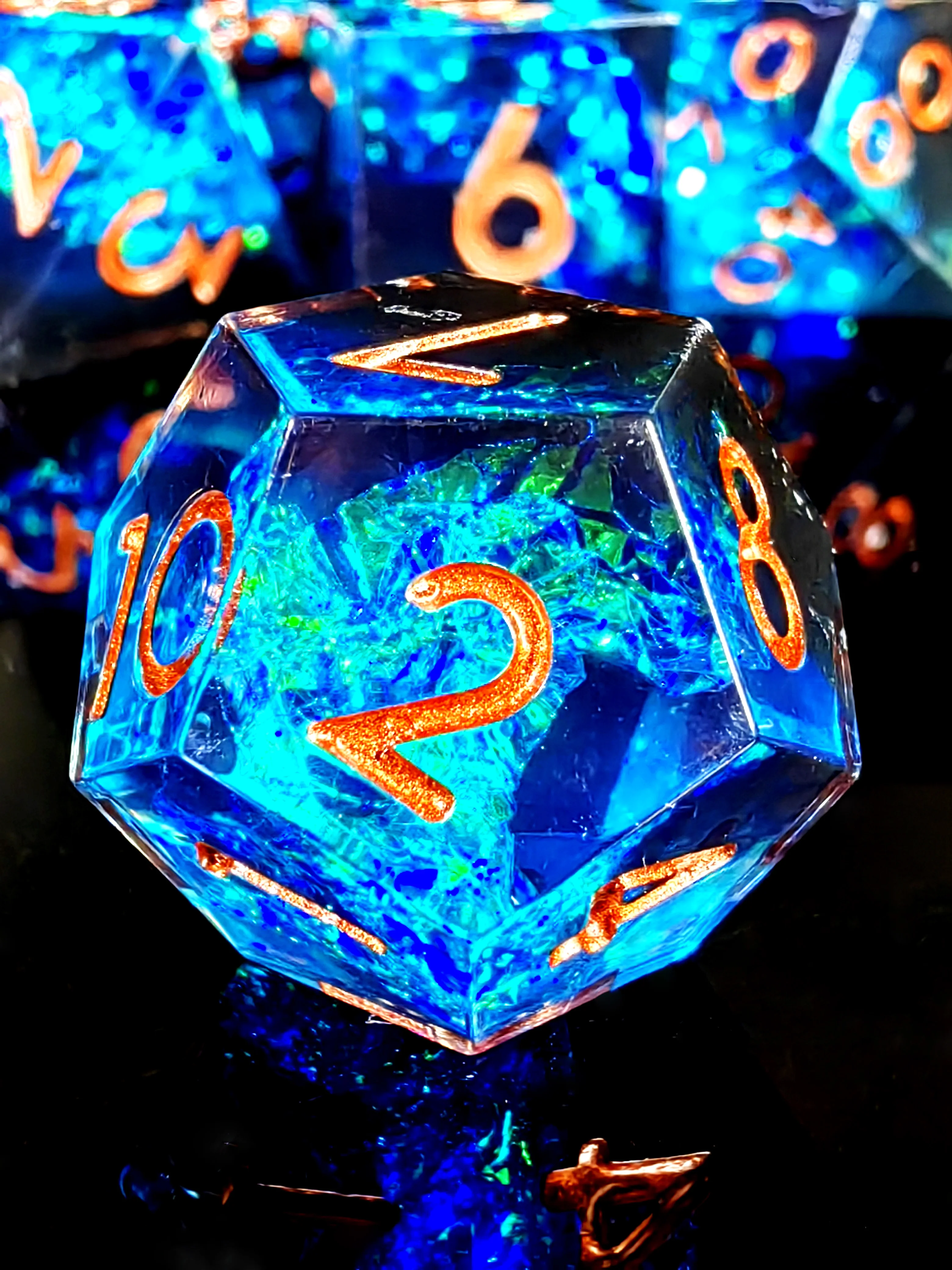 مجموعة نرد DnD - نرد راتينج ذو حافة حادة مكون من 7 قطع، أزرق مع أرقام نحاسية، مثالي لألعاب RPG والطاولة