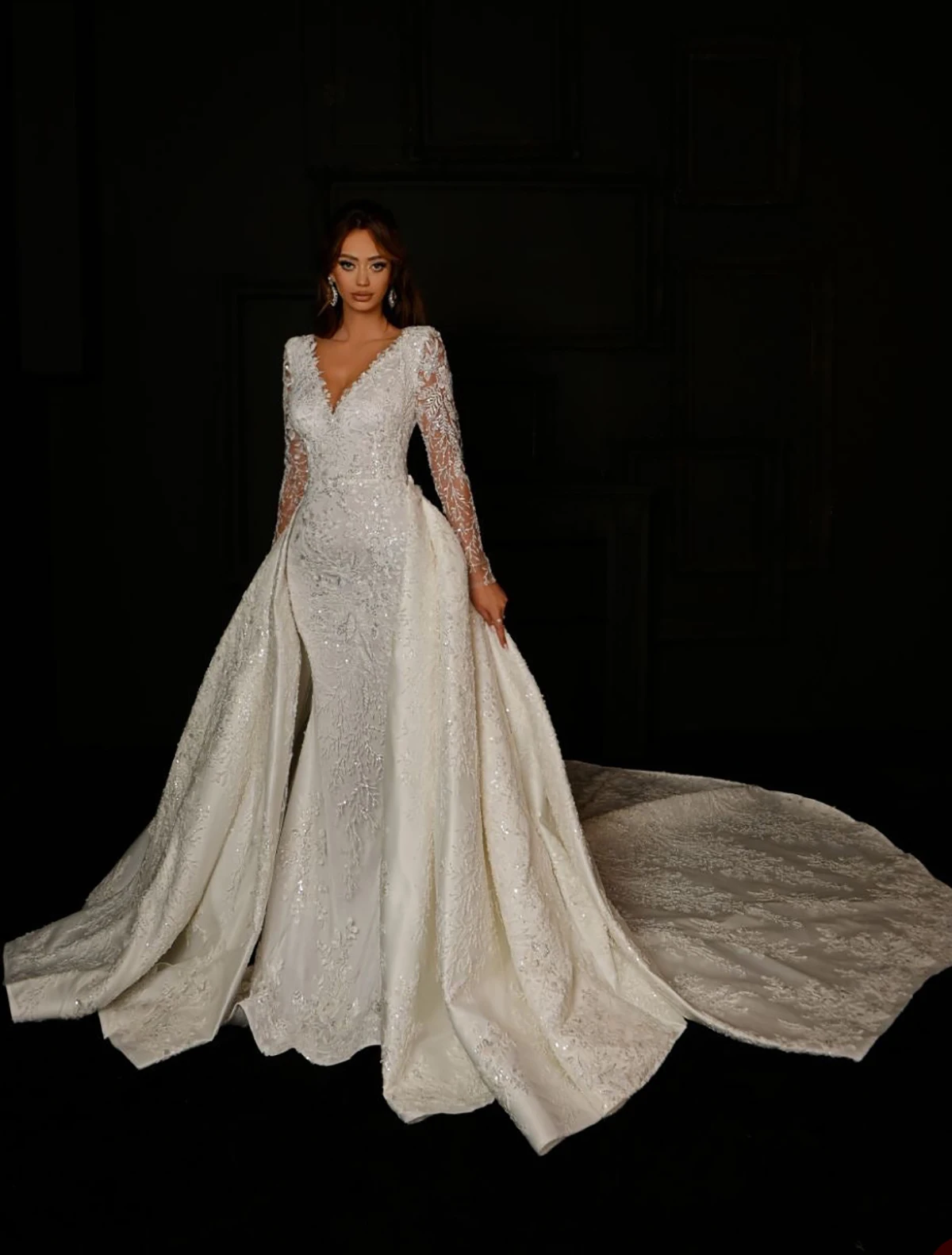 ชุดแต่งงานวินเทจแบบคอวีประดับลูกไม้  แขนยาว  กระโปรงแบบถอดได้