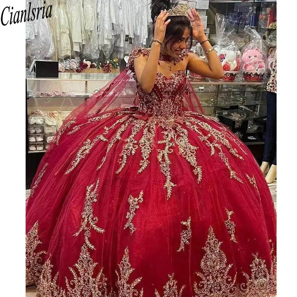 Fushsia Gold Lace Applique Quinceanera Jurken Met Cape Sweetheart Crystal Sequin Sweet 16 Jurken Vestidos 15 Anos