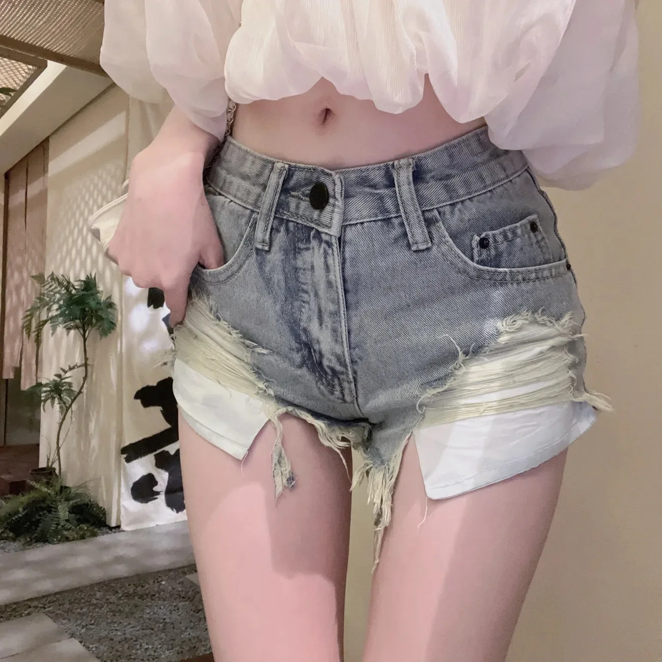 

2026 New Low-rise Old Rough Edge Ripped Pocket Denim Shorts Women's Slim and Thin Super Short Hot Pants