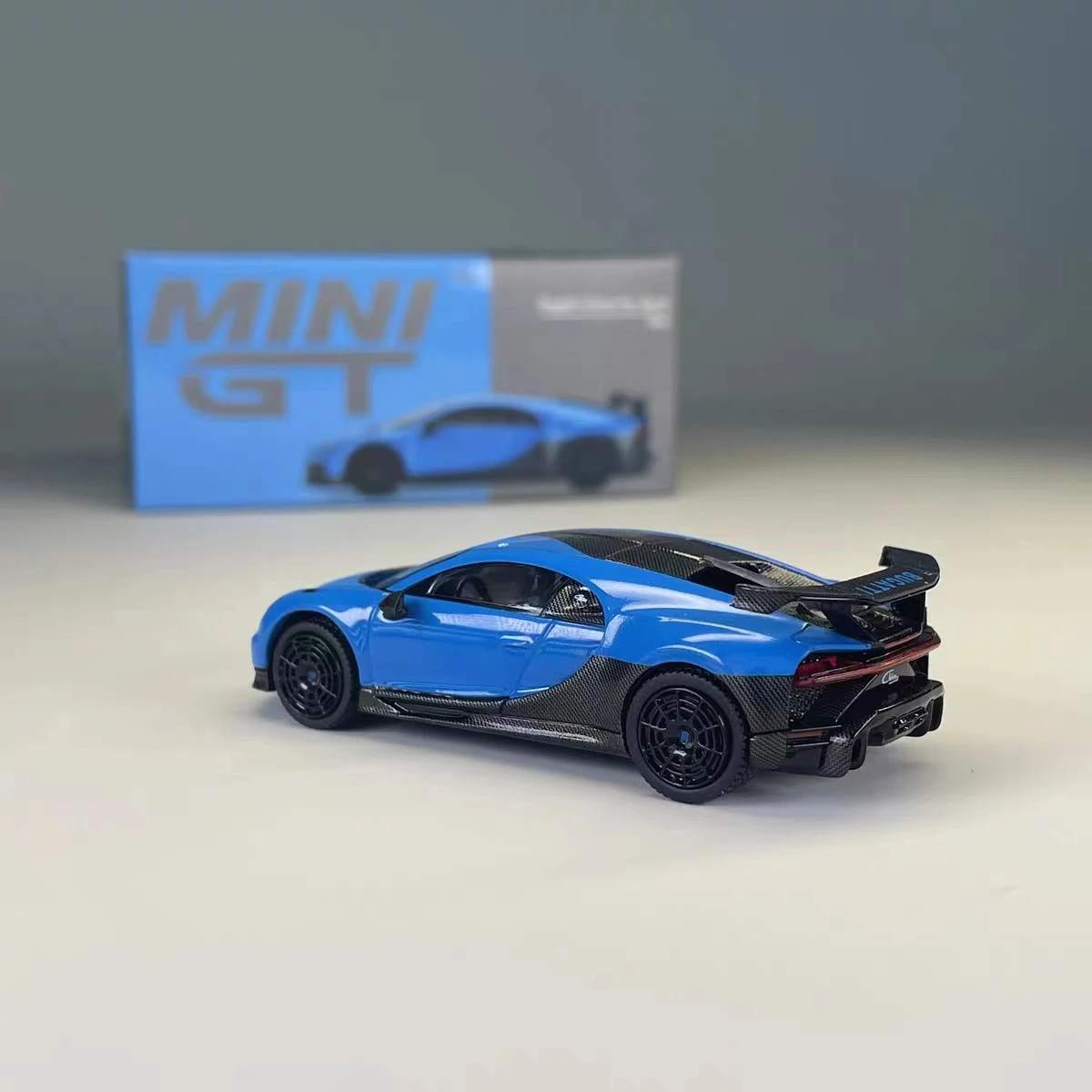 

Мини GT 1:64 модель автомобиля Chiron Pur Спорт литой под давлением супер Беговая машина-синий #379 LHD дисплей подарки