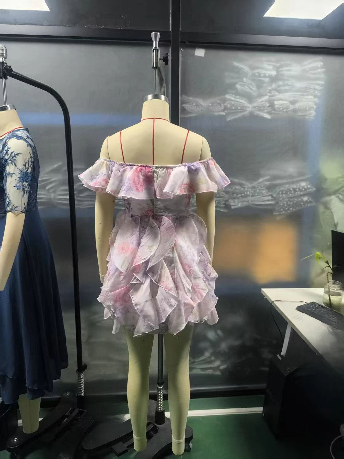 Mini abito con stampa floreale con spalle scoperte e top a tubo