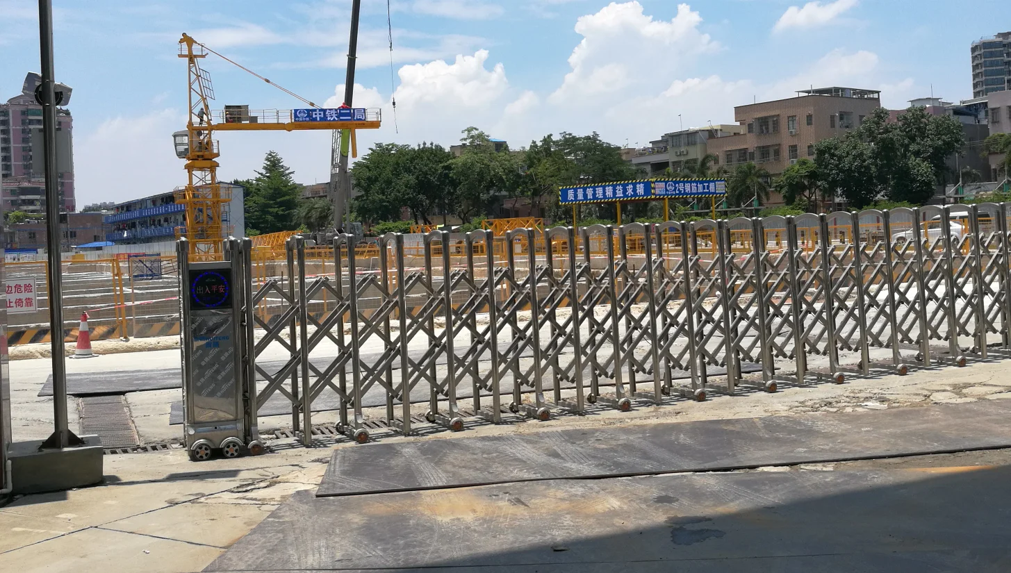 은색 스테인리스 스틸 전동 자동 수축식 산업용 그래픽 디자인 야외 슬라이딩 게이트 회사 QG-J1717