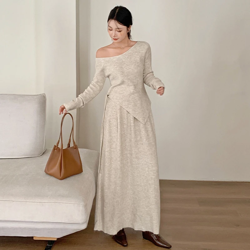 

Комплекты из двух предметов с косым воротником и длинными рукавами, бандажный свитер нестандартной формы, трикотажные юбки трапециевидной формы с высокой талией, модные вязаные костюмы, наряды