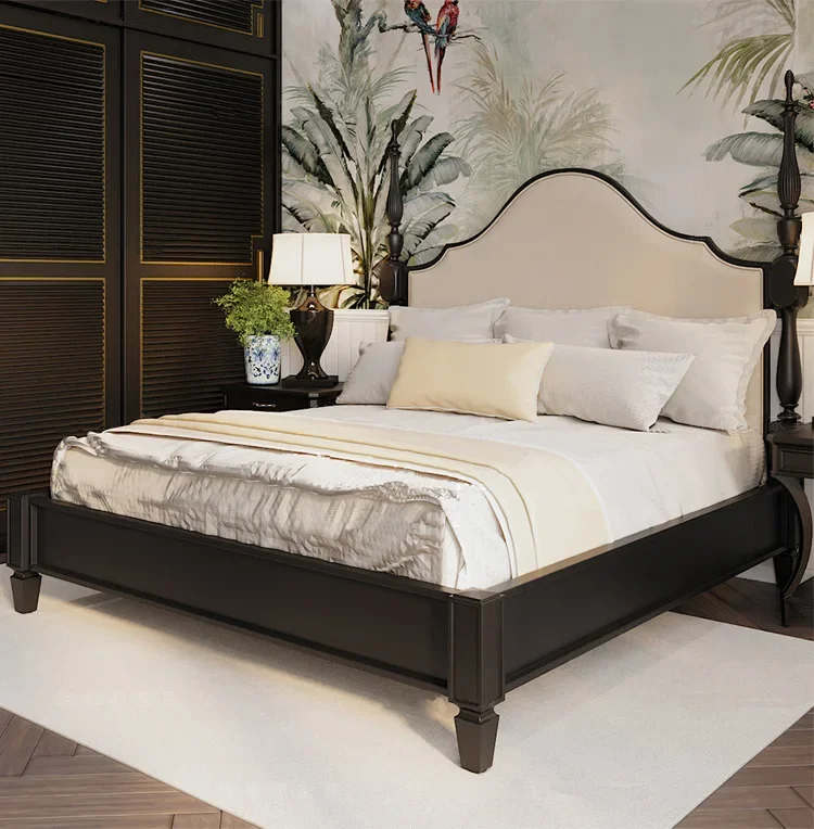 سرير من الخشب الصلب في الريف الأمريكي، فيلا عصرية وحديثة بجانب السرير، سرير فرنسي بجانب السرير، مصنع راقي