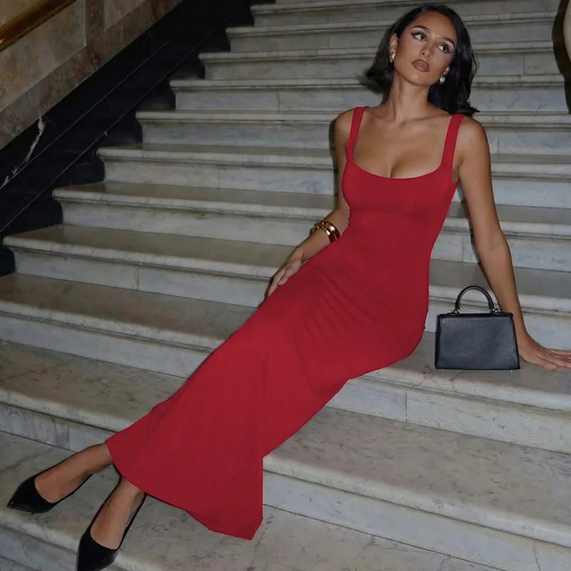 Długa czarna sukienka bez rękawów z kwadratowym dekoltem, wiązana na plecach, dopasowana suknia wieczorowa, koktajlowa, na studniówkę.